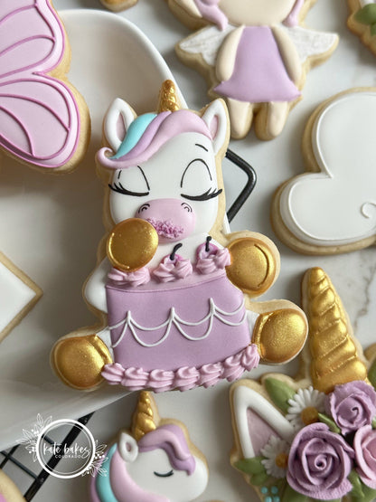 Emporte-pièce en forme de gâteau mangeant une licorne