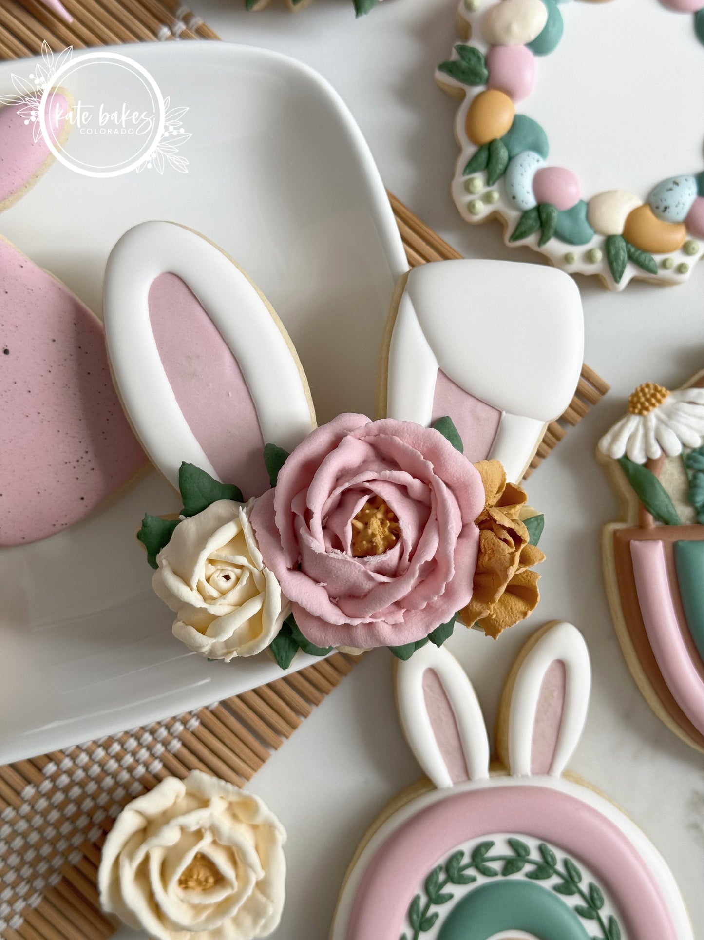 Cortador de galletas con corona de flores y orejas de conejo