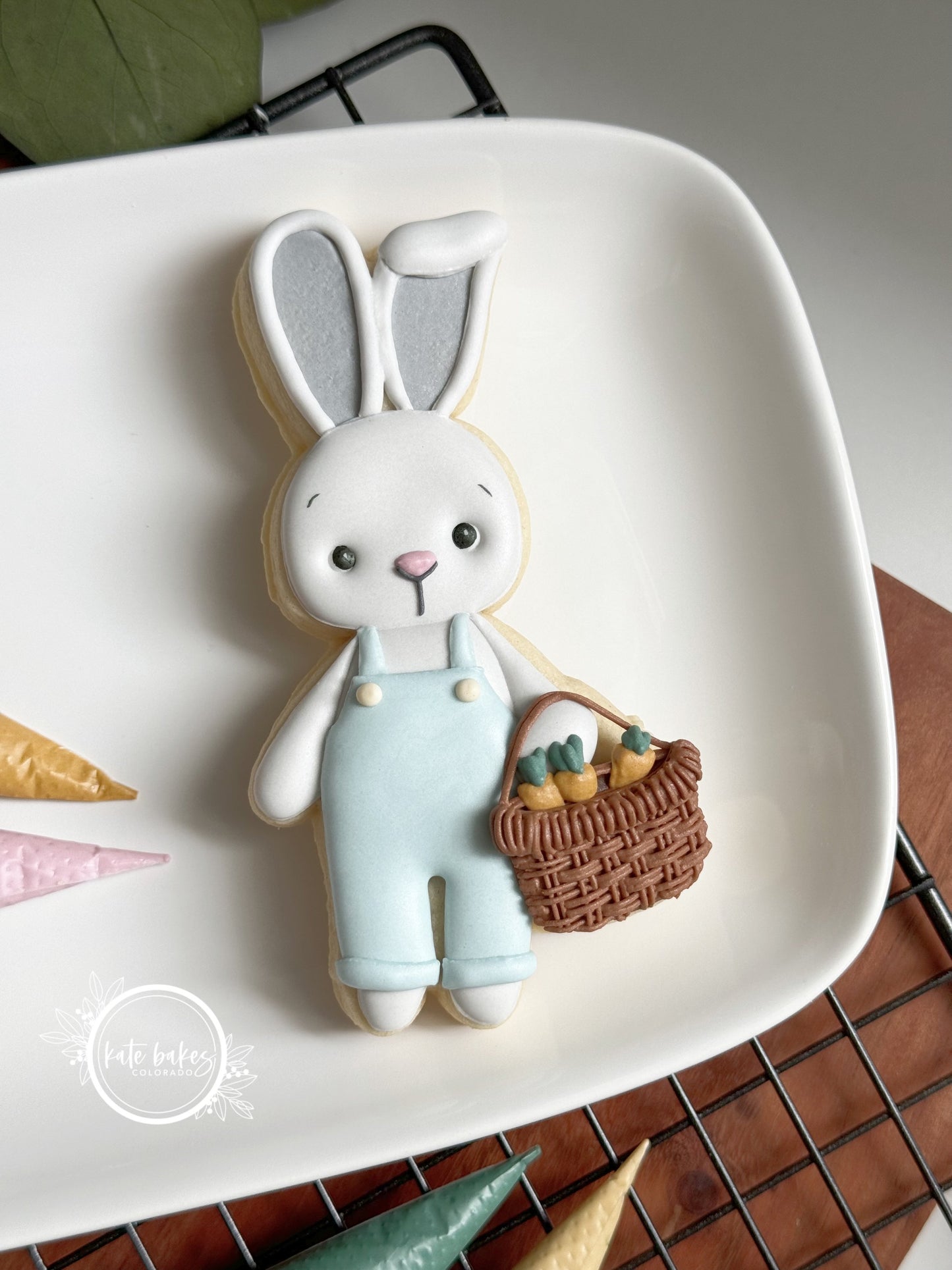 Boho Bunny avec salopette et panier emporte-pièce