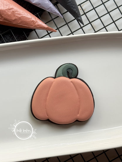 2 citrouilles à l'emporte-pièce de verdure