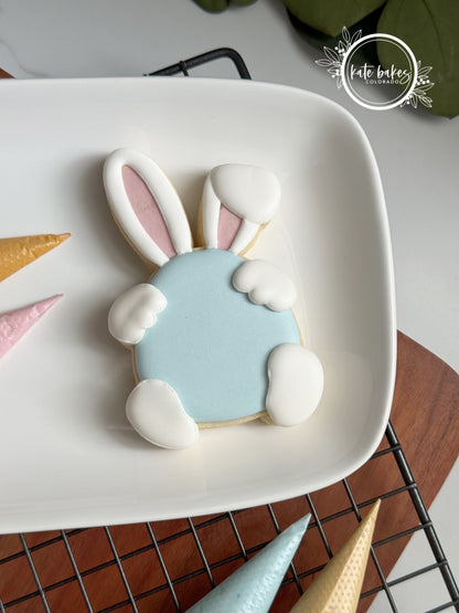 Cortador de galletas conejito detrás del huevo de Pascua